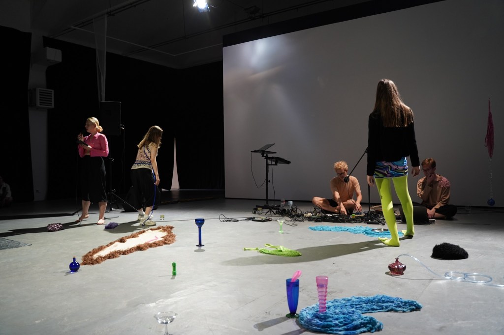 A performance inspired by The Carrier Bag Theory of Fiction (Ursula K. Le Guin, 1986), featuring an original screenplay, soundtrack, choreography, and set design, presented at Lublin Performance Platform in 2023.