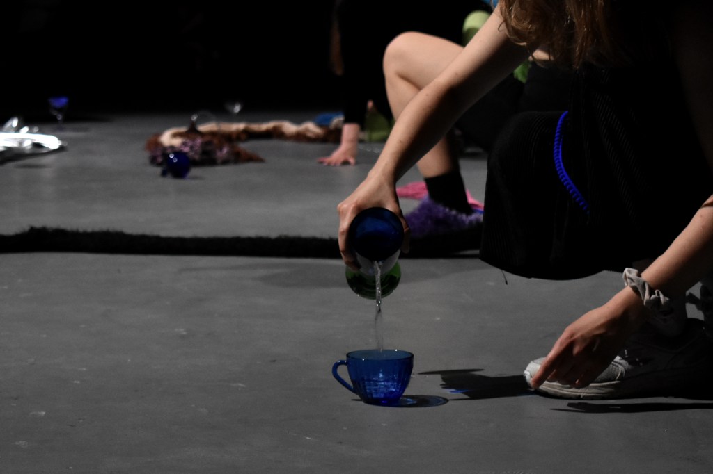 A performance inspired by The Carrier Bag Theory of Fiction (Ursula K. Le Guin, 1986), featuring an original screenplay, soundtrack, choreography, and set design, presented at Lublin Performance Platform in 2023.